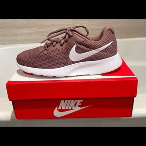 NEW Women’s Nike Tanjun
